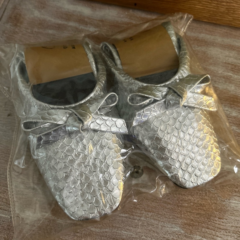 Bertlyn New York Silver Metallic Foldable Shoes 994 X LARGE 9 1/2-10 1/2 NOS